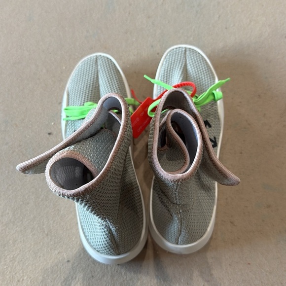 Off-White High-Tops with Green and Red Accents - Picture 4 of 7
